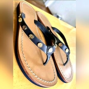 TORY BURCH RICKI FLIP FLOPS  Sandals Perfect Navy Leather Gold Logo Studded Sz 6